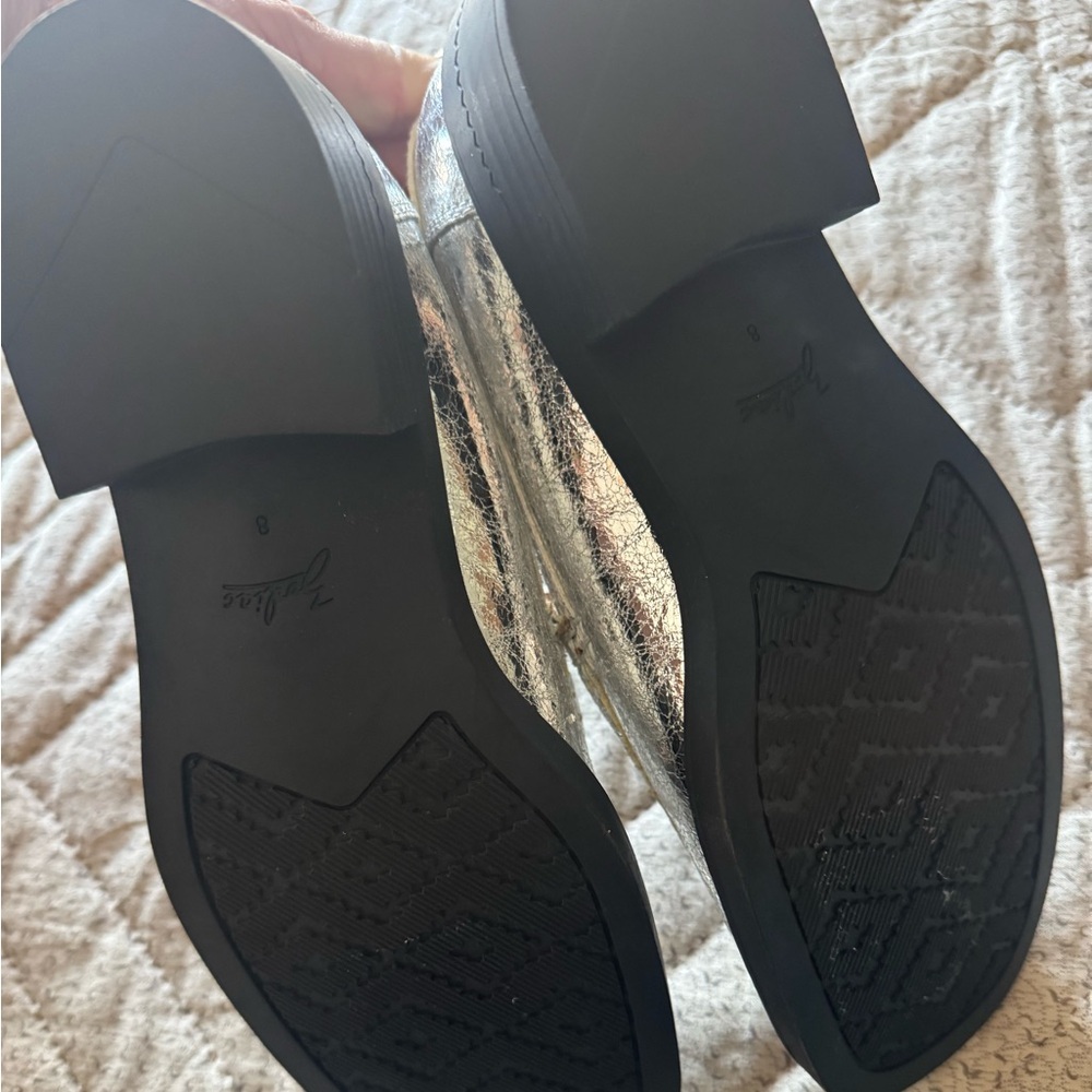 Zodiac Metallic Silver Loafers- super fun& sassy! Cute edging! FUN FASHION 🎉🎉 - Picture 5 of 14